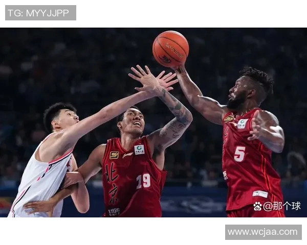 朱辰杰精彩抢断对手瞬间展现防守实力助力球队逆转局势