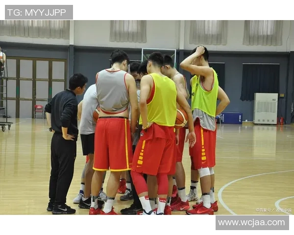 胡荷韬巧妙解围对手展现高超球技与团队默契的精彩瞬间